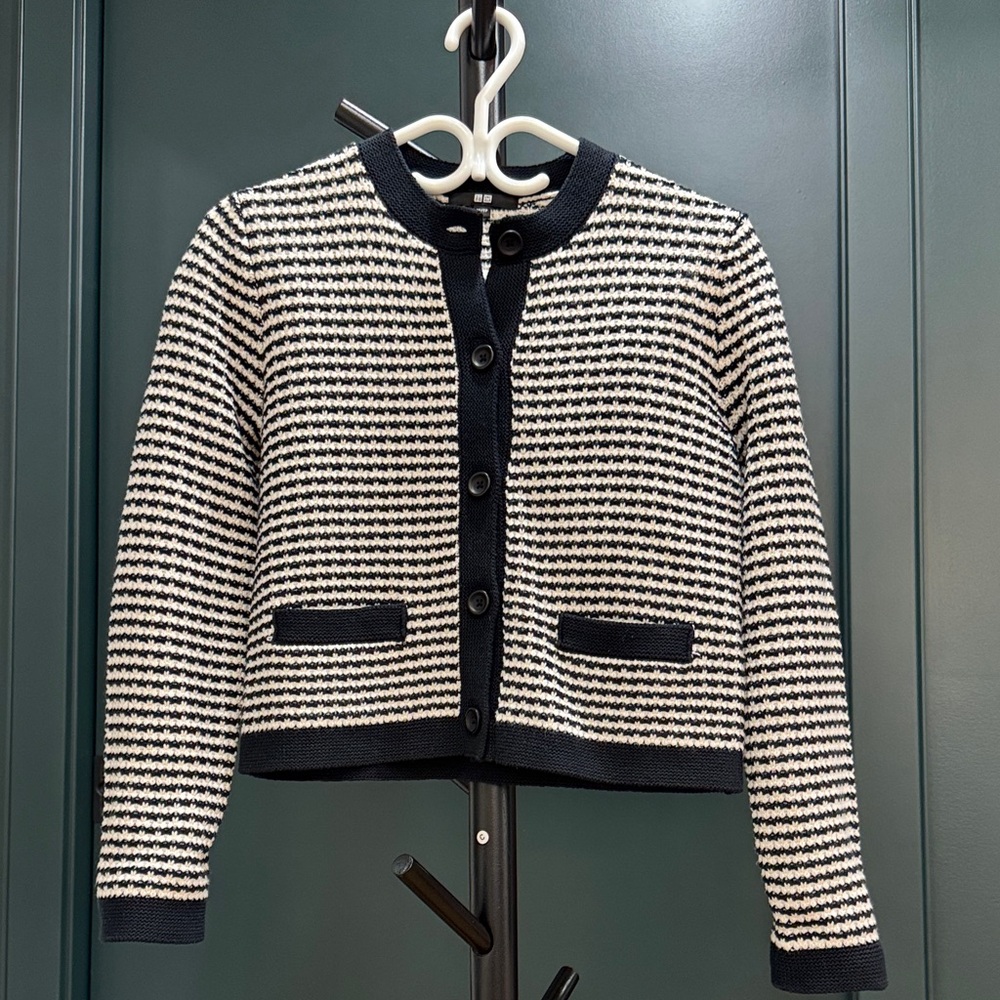 Uniqlo Black and Cream Patterned Cropped Knit Cardigan